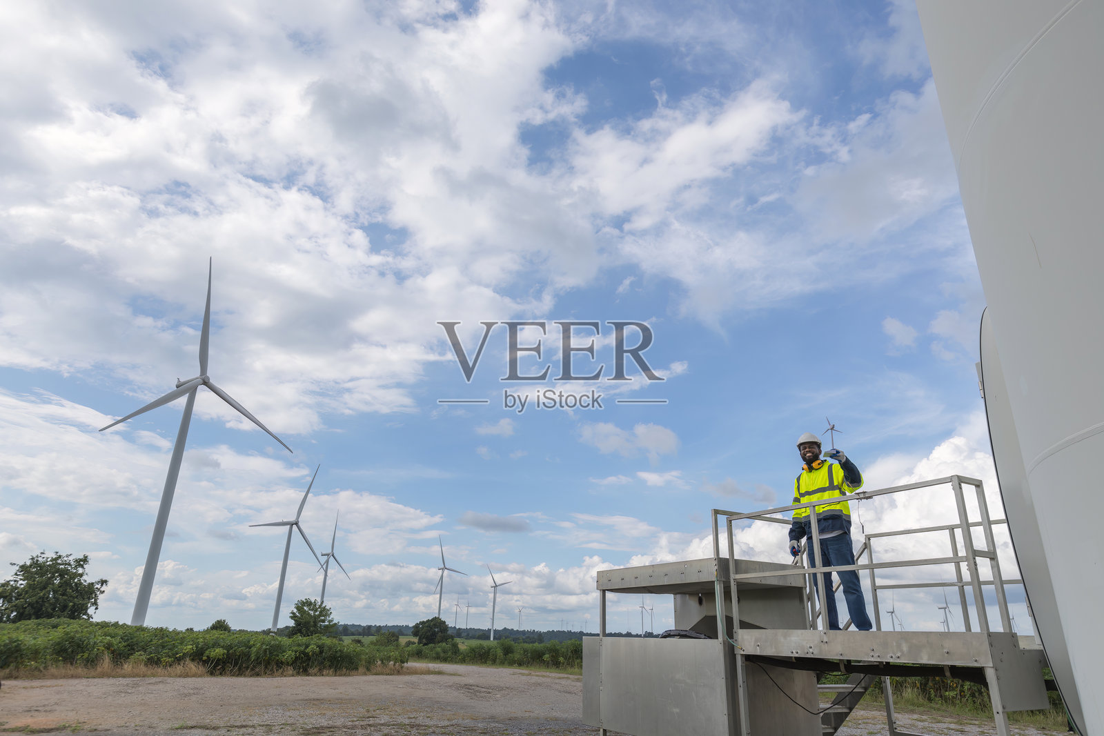 调查团队未来的替代能源。工程师在日落时检查风力涡轮机。风力涡轮机可再生能源技术与可持续性。照片摄影图片