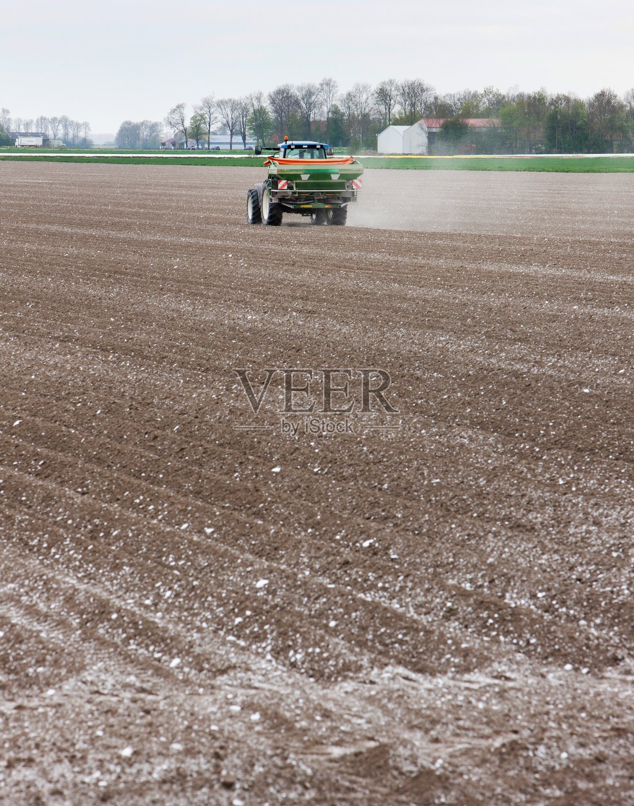 拖拉机喷洒肥料照片摄影图片