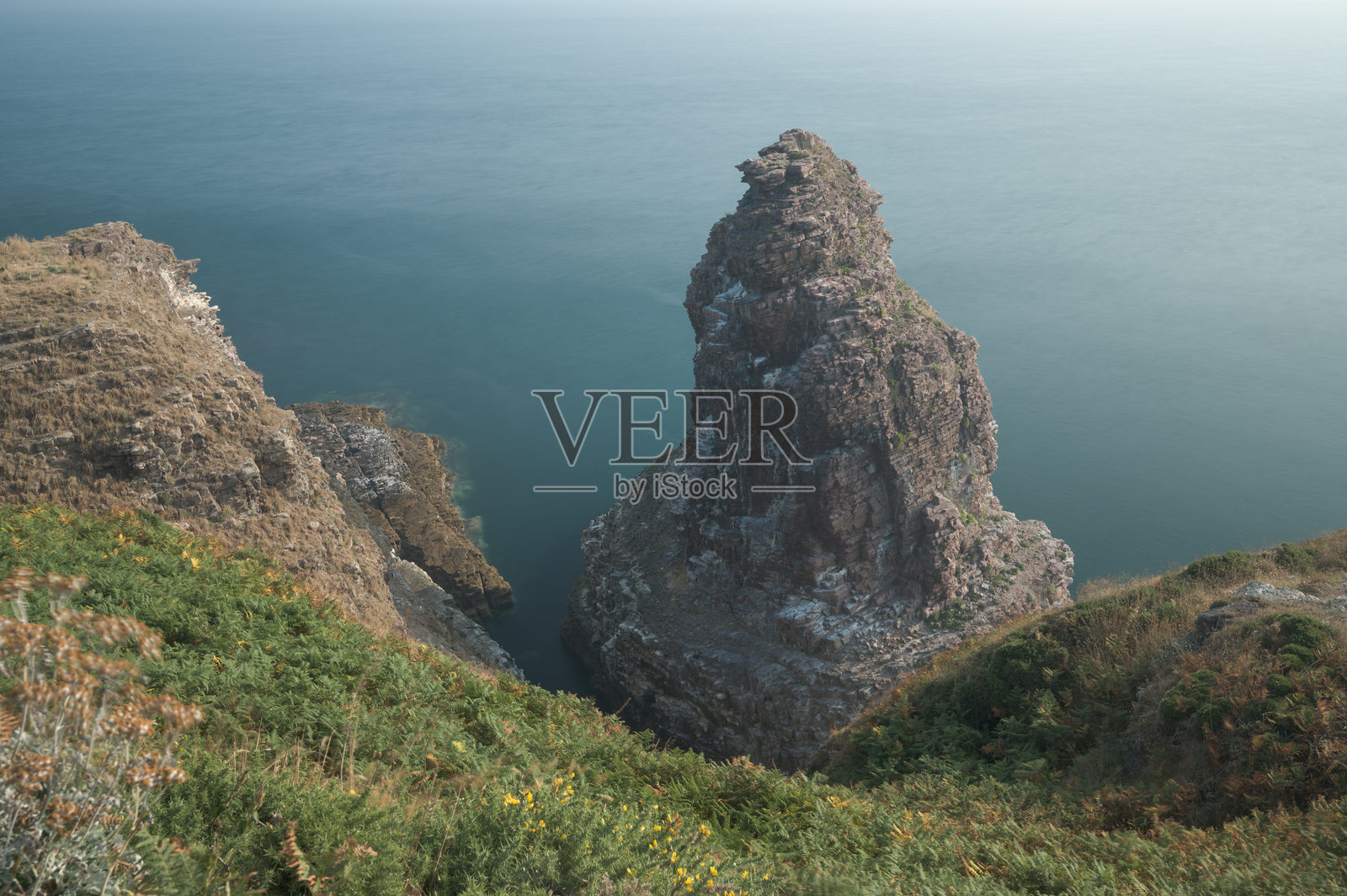 布列塔尼的弗雷赫尔岬鹰猎岩与碧蓝的海洋照片摄影图片