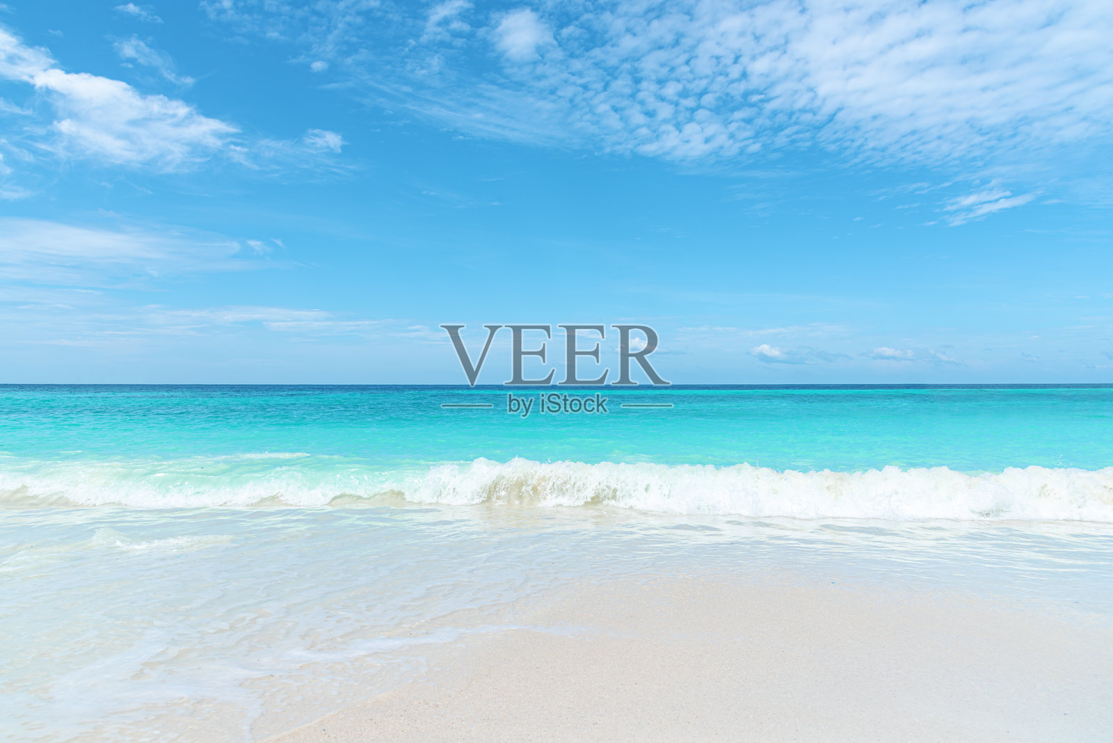 热带天堂海滩和碧蓝的热带海洋，背景是阳光明媚的蓝天照片摄影图片