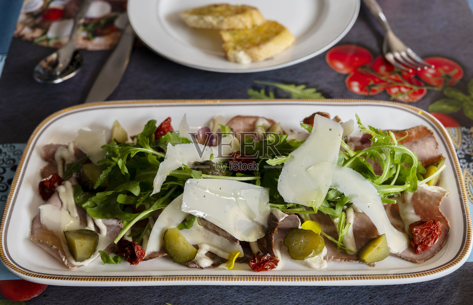 吃健康沙拉照片摄影图片