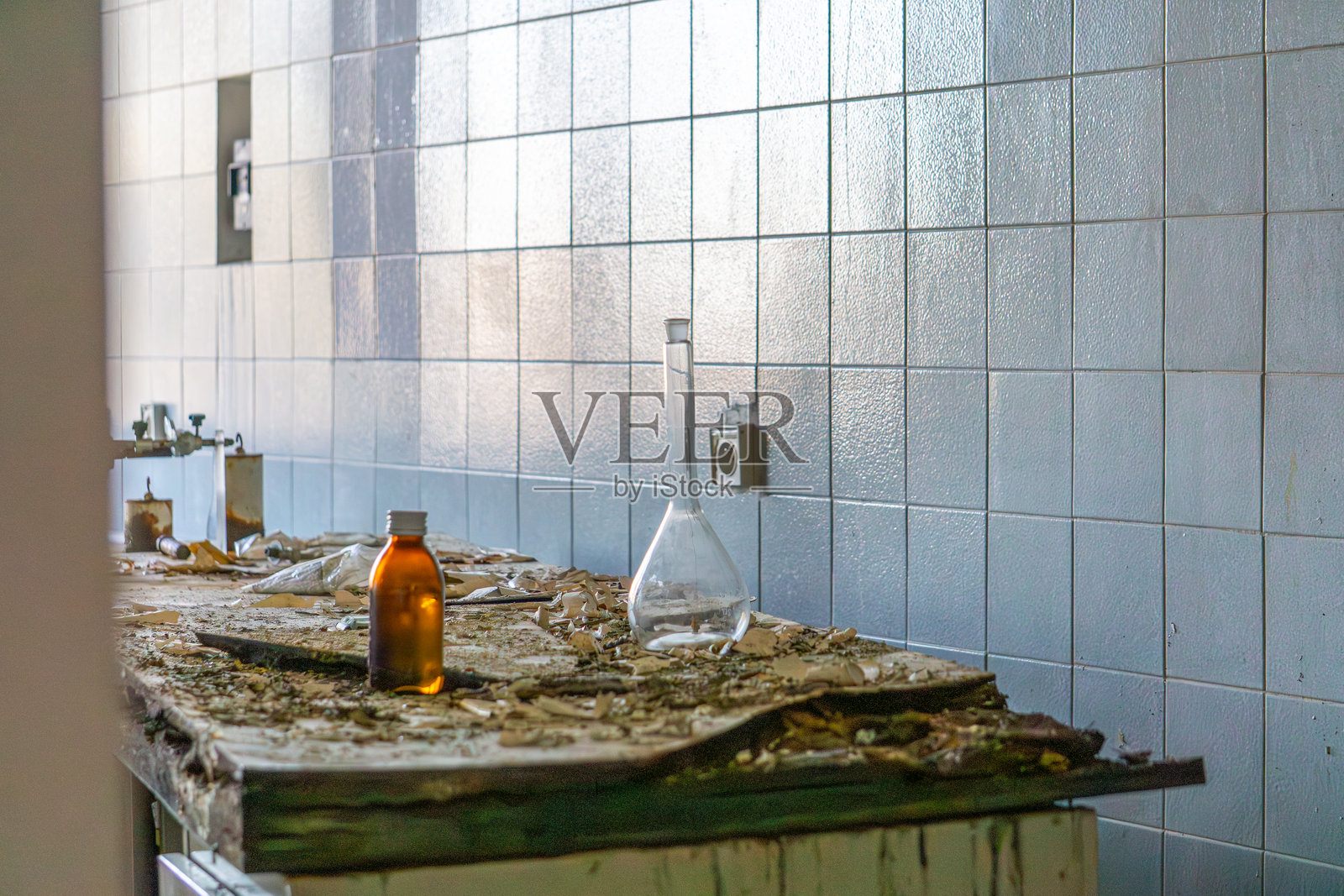 化学试管、化学试剂、瓶子、用于化学测试的玻璃小瓶。废弃生产厂房中的实验室设备。废弃实验室。化学和生物污染。科学实验。照片摄影图片