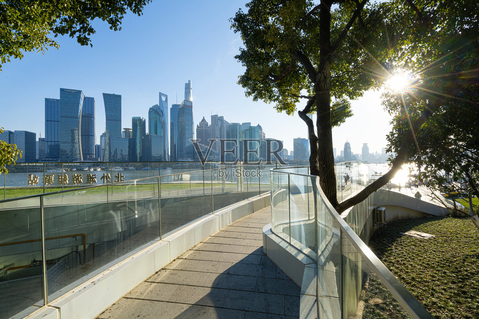 上海北外滩绿地照片摄影图片
