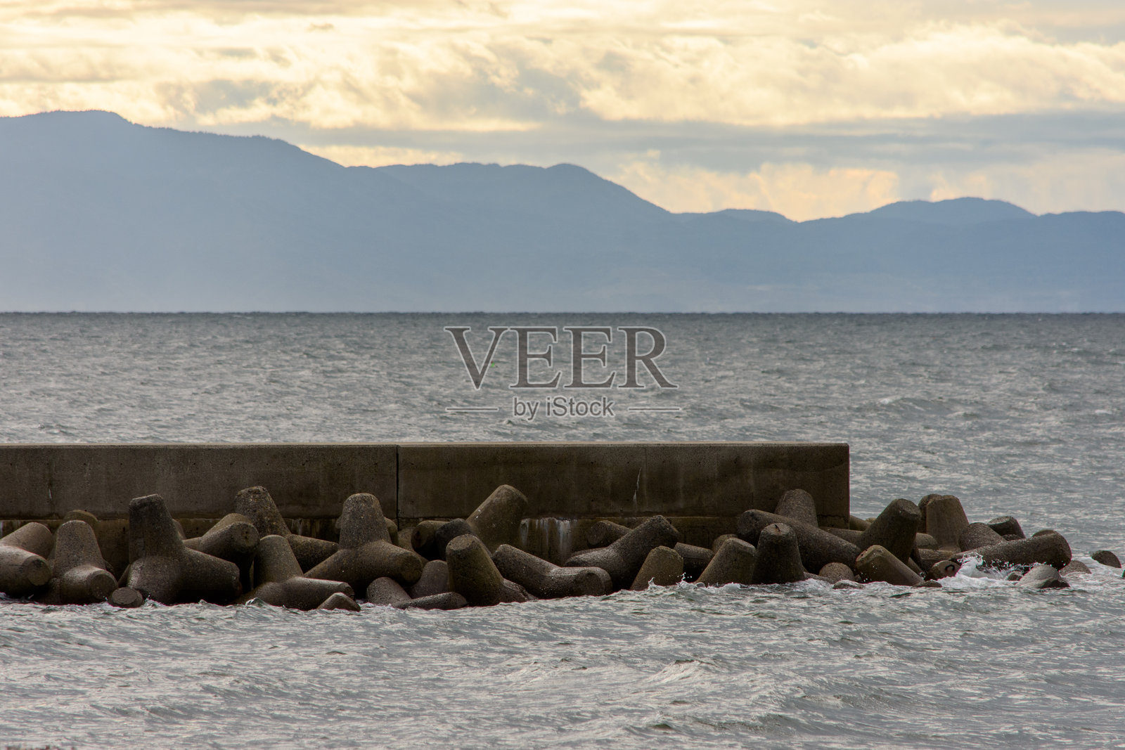 大阪湾的防护混凝土块，保护日本大阪的海岸线免受高波和海啸的侵袭照片摄影图片
