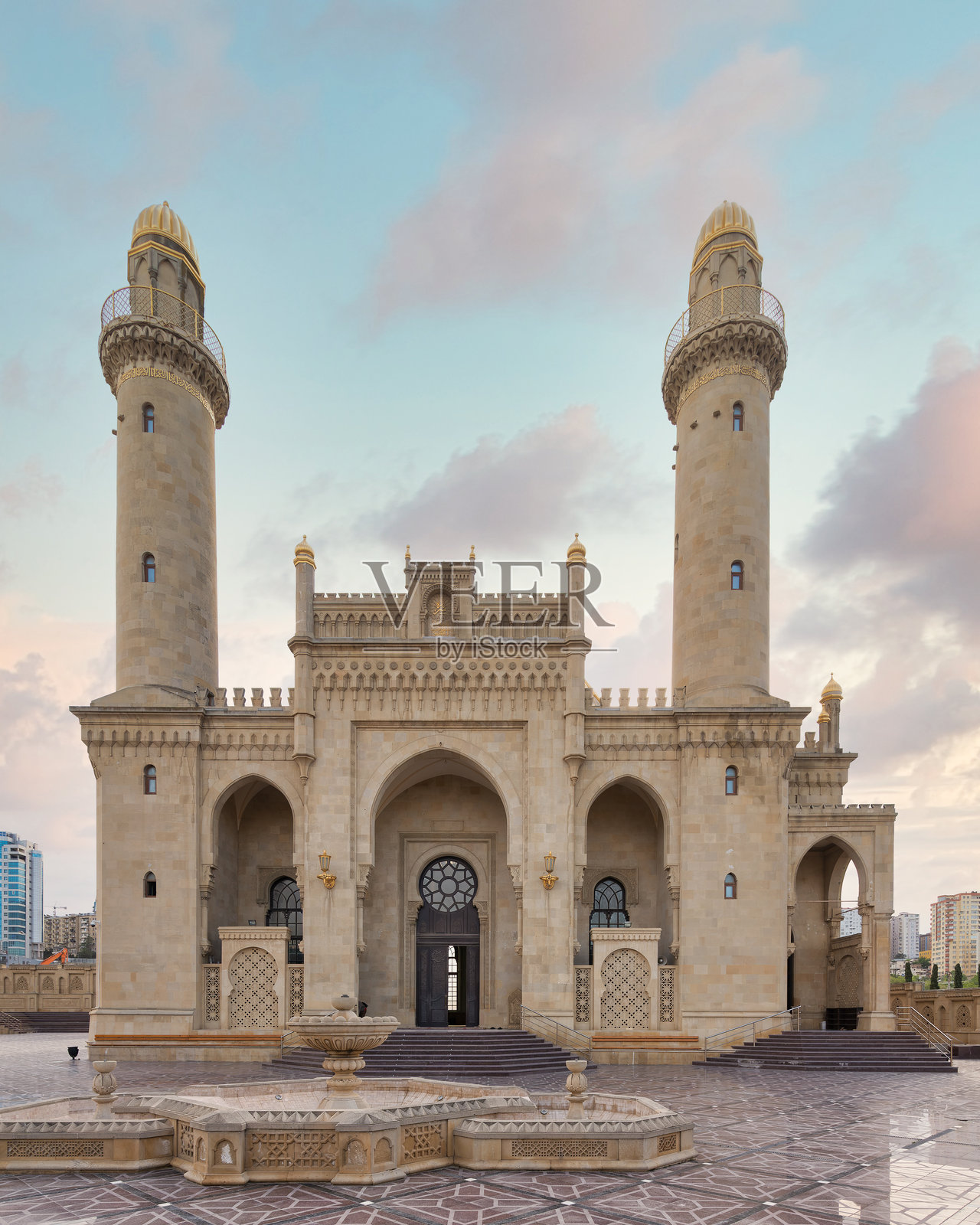 巴库阿塞拜疆优雅的塔扎皮尔清真寺日落时分的拍摄照片摄影图片