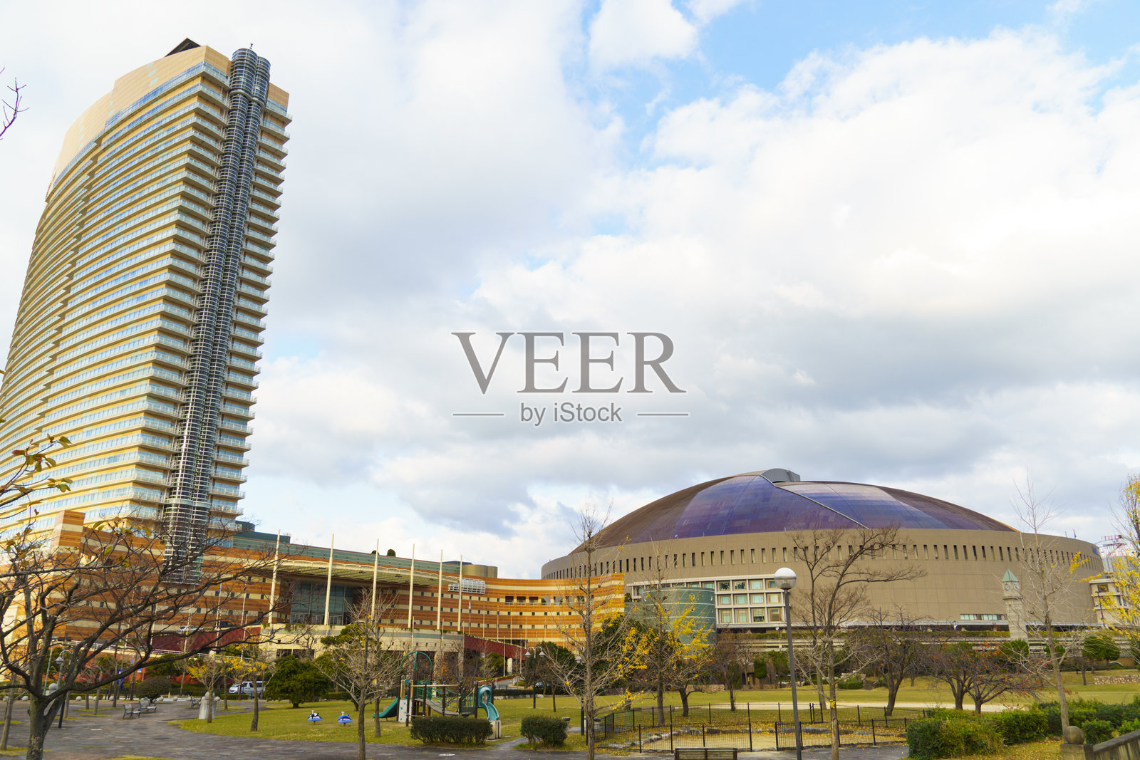 日本福冈的瑞穗PayPay球场和希尔顿福冈海鹰酒店照片摄影图片