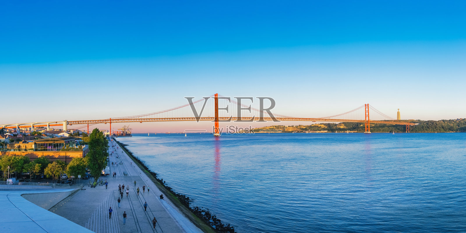 4月25日大桥横跨特茹河，背景是基督王像，葡萄牙里斯本照片摄影图片