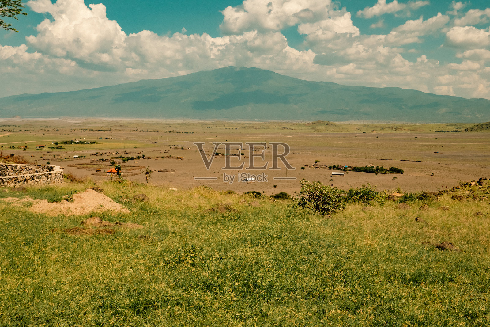 坦桑尼亚恩戈罗恩戈罗保护区的奥尔多因约伦盖山下的马赛村美景照片摄影图片
