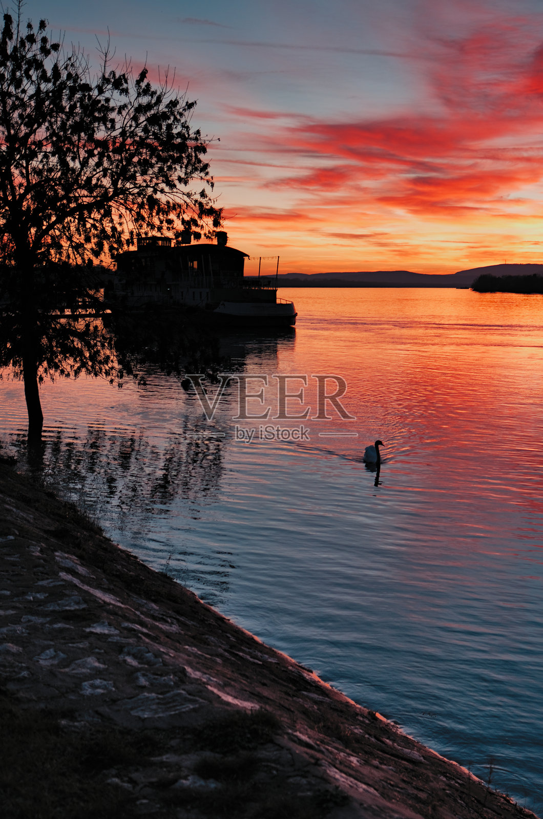 日落时分河流与天空的美丽景色照片摄影图片