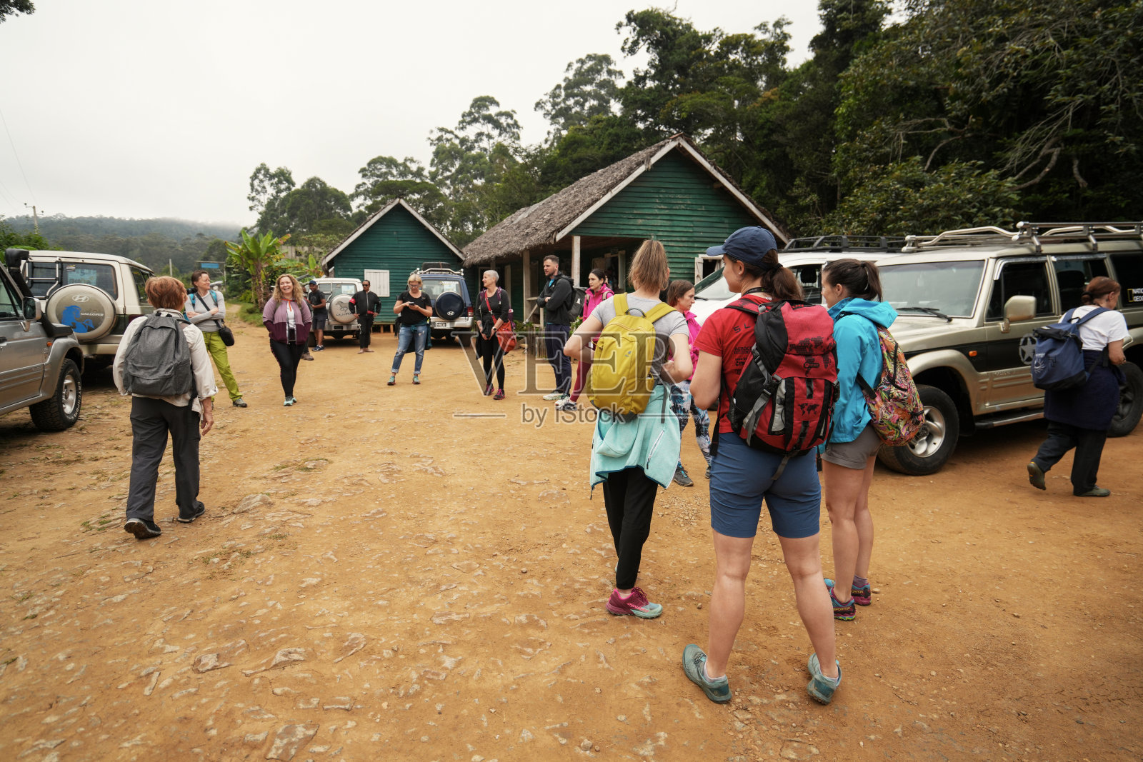 游客在安达西贝国家公园入口处等待入园票。照片摄影图片
