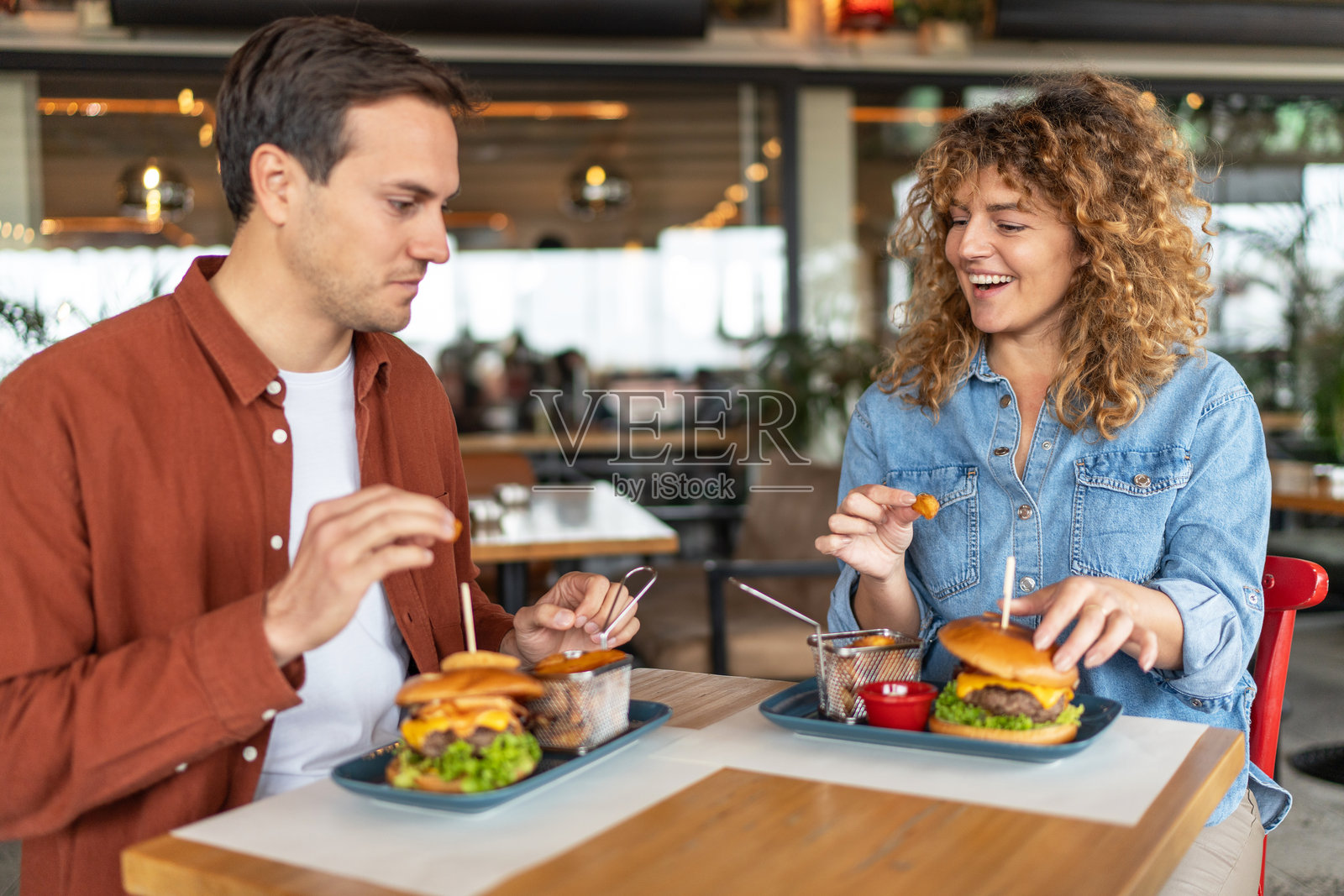 快乐的情侣在餐厅里照片摄影图片