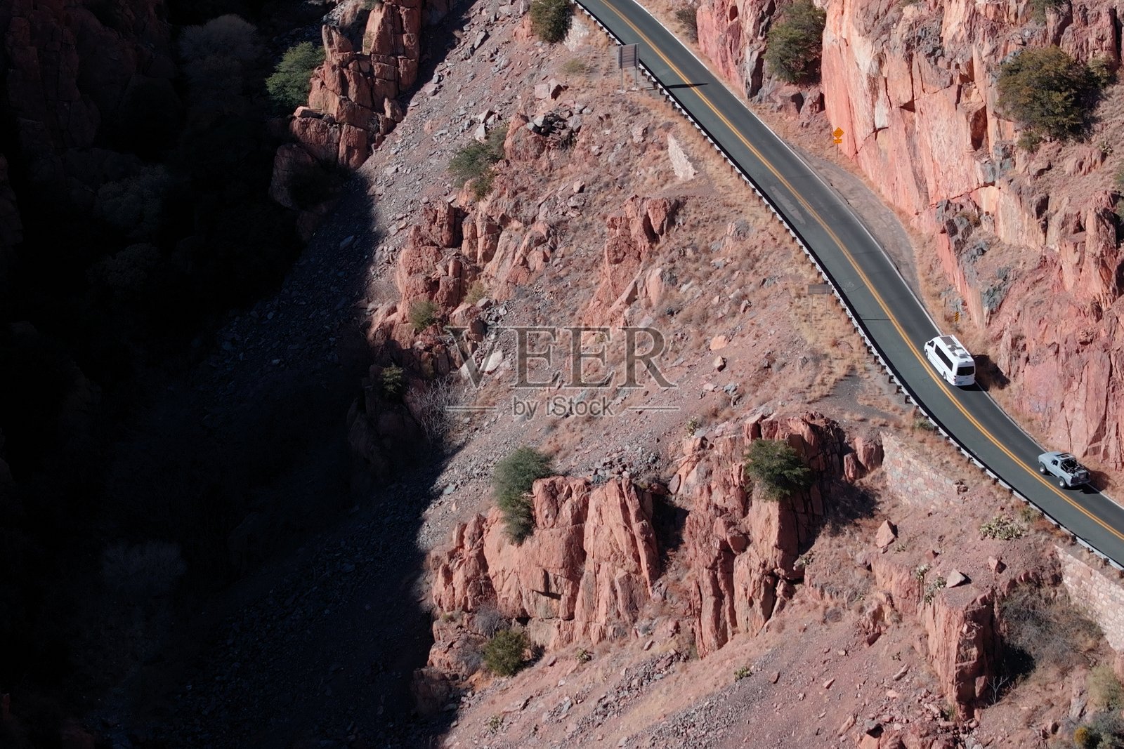 在亚利桑那州杰罗姆上方的峡谷中驾驶照片摄影图片