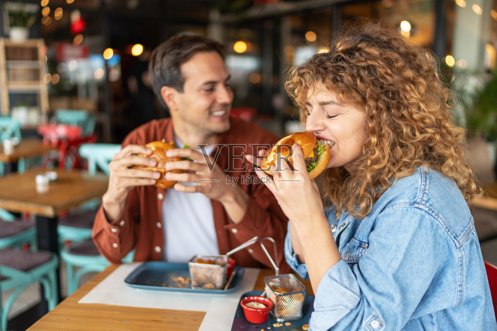 快乐的情侣在餐厅里照片摄影图片