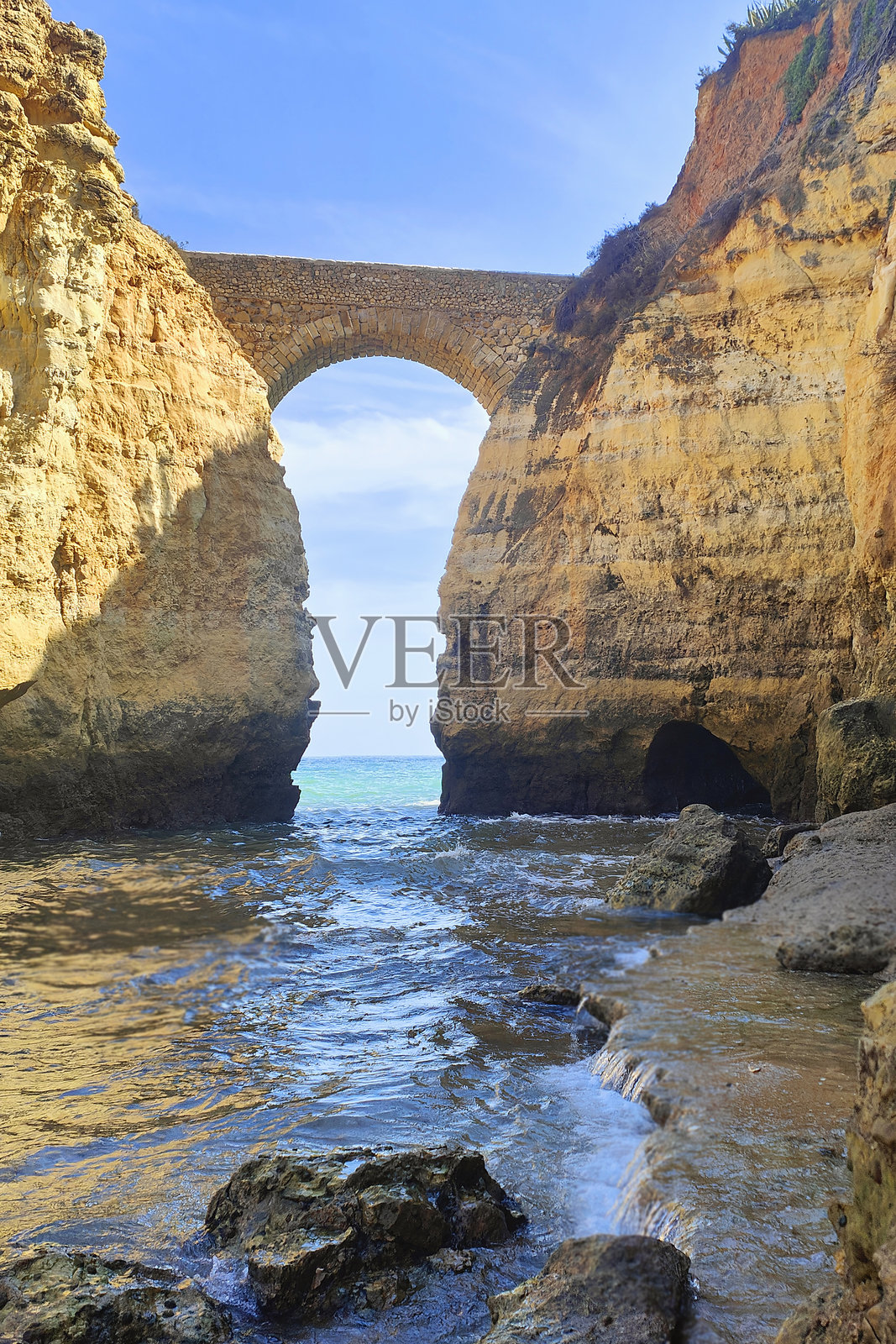 普拉亚·多斯·埃斯图丹特斯的罗马风格桥梁照片摄影图片