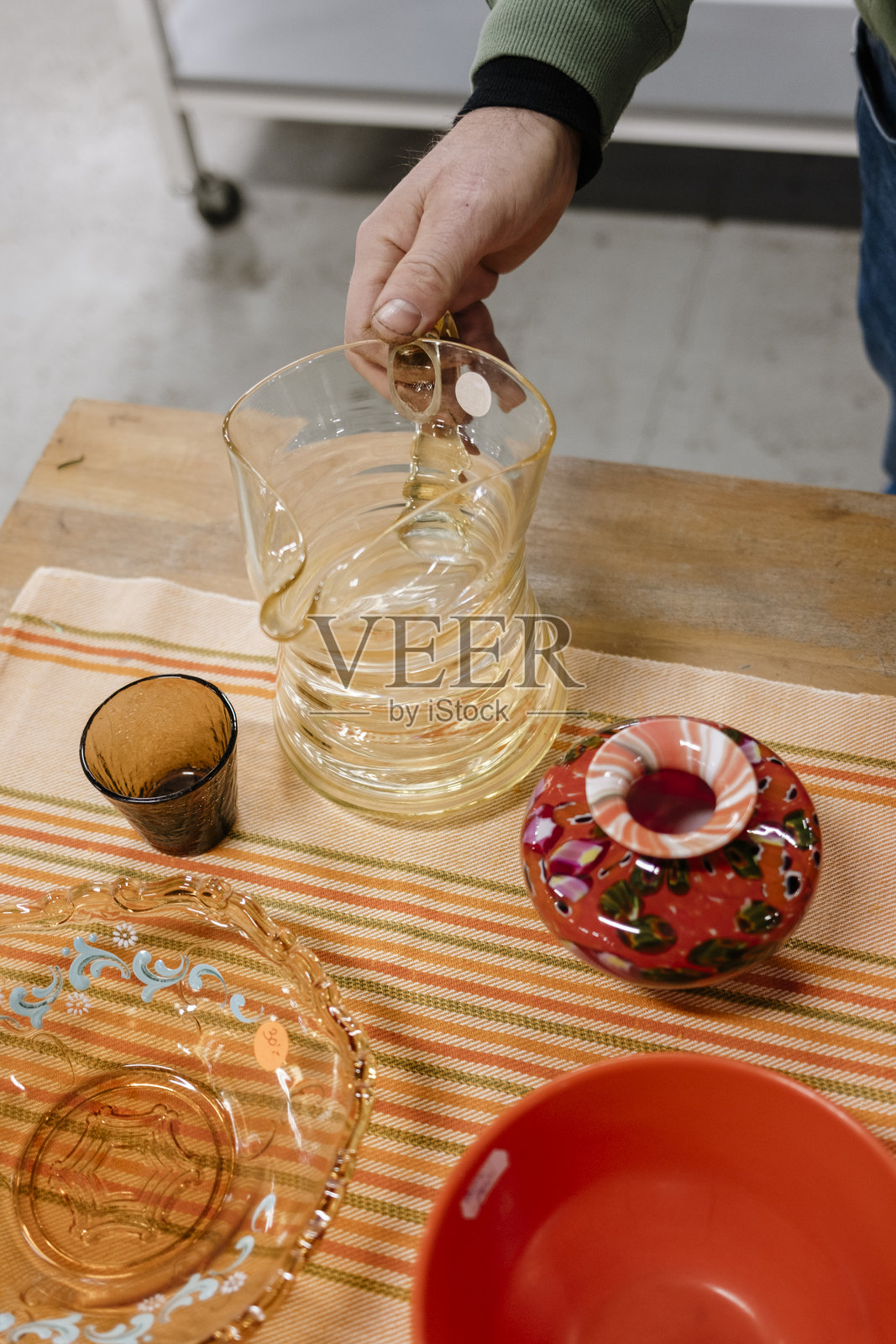 男子在跳蚤市场寻找二手物品照片摄影图片