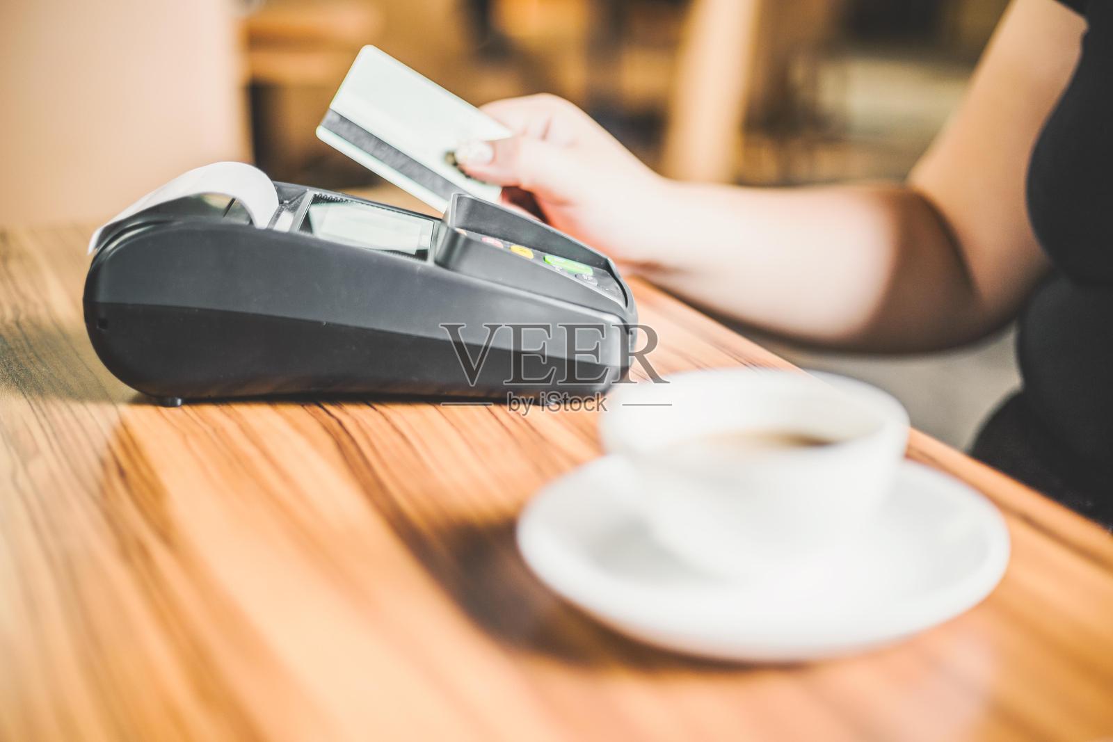顾客在咖啡馆用信用卡付款照片摄影图片