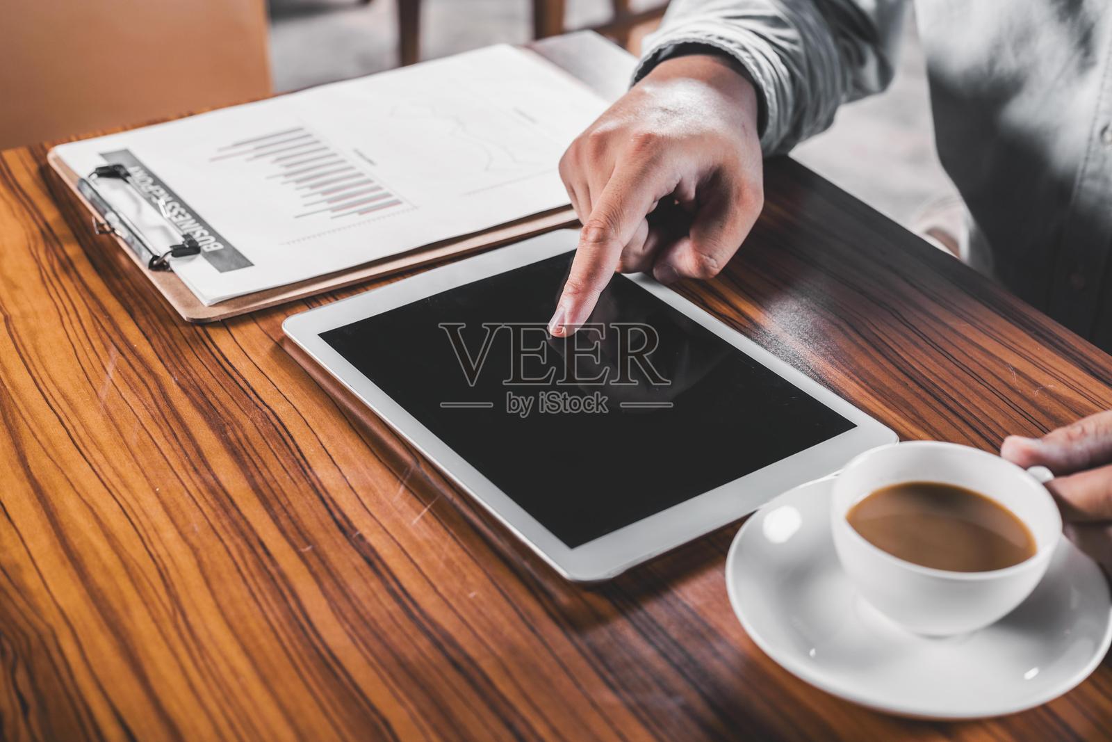 商人正在分析商业报告并使用数字平板电脑照片摄影图片