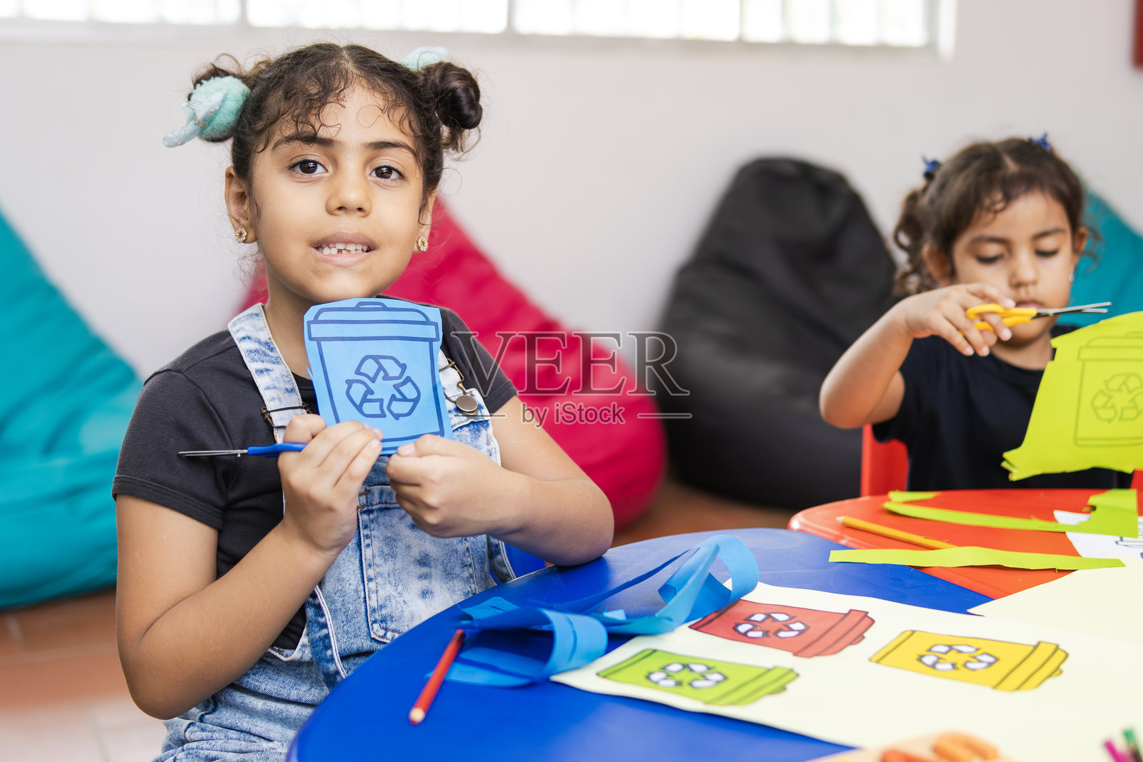 小学生通过制作纸箱学习回收利用照片摄影图片
