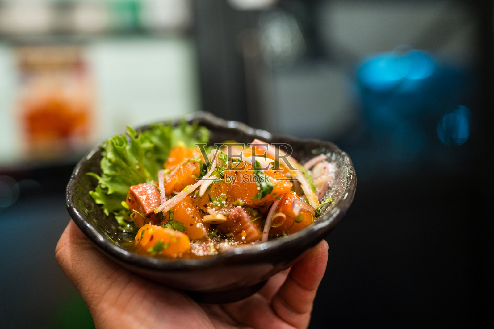 三文鱼拉布或拉普是一道辛辣的三文鱼沙拉照片摄影图片