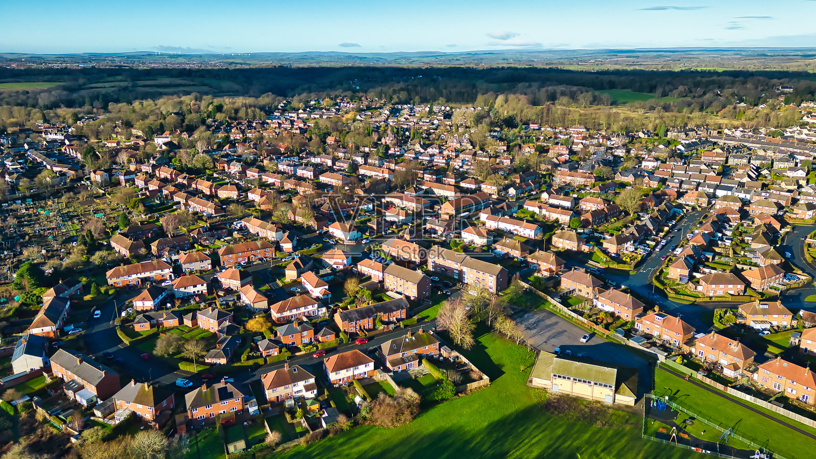 英国克纳斯堡的郊区住宅区航拍照片，带有公园。照片摄影图片