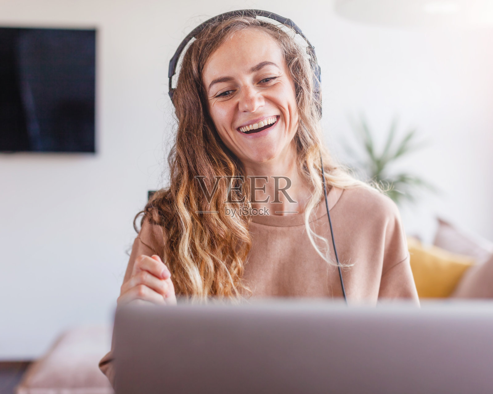 戴着耳机的女性通过视频通话进行交流照片摄影图片