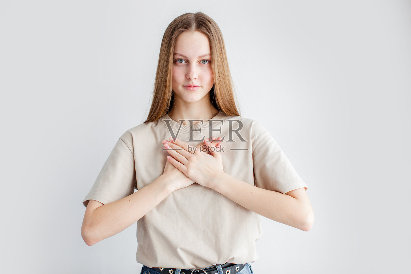 充满希望的年轻女性双手抱胸照片摄影图片