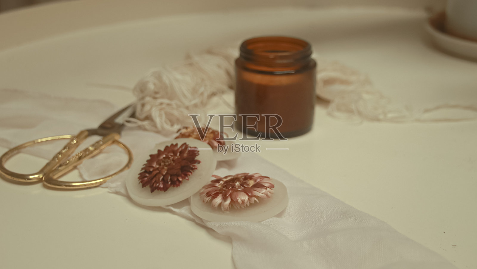 手工大豆蜡香薰蜡烛，嵌入花朵，适合春季主题手工艺品照片摄影图片