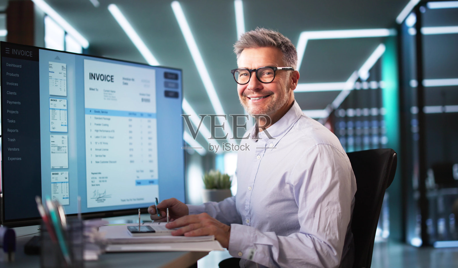 会计师查看发票电子表格照片摄影图片