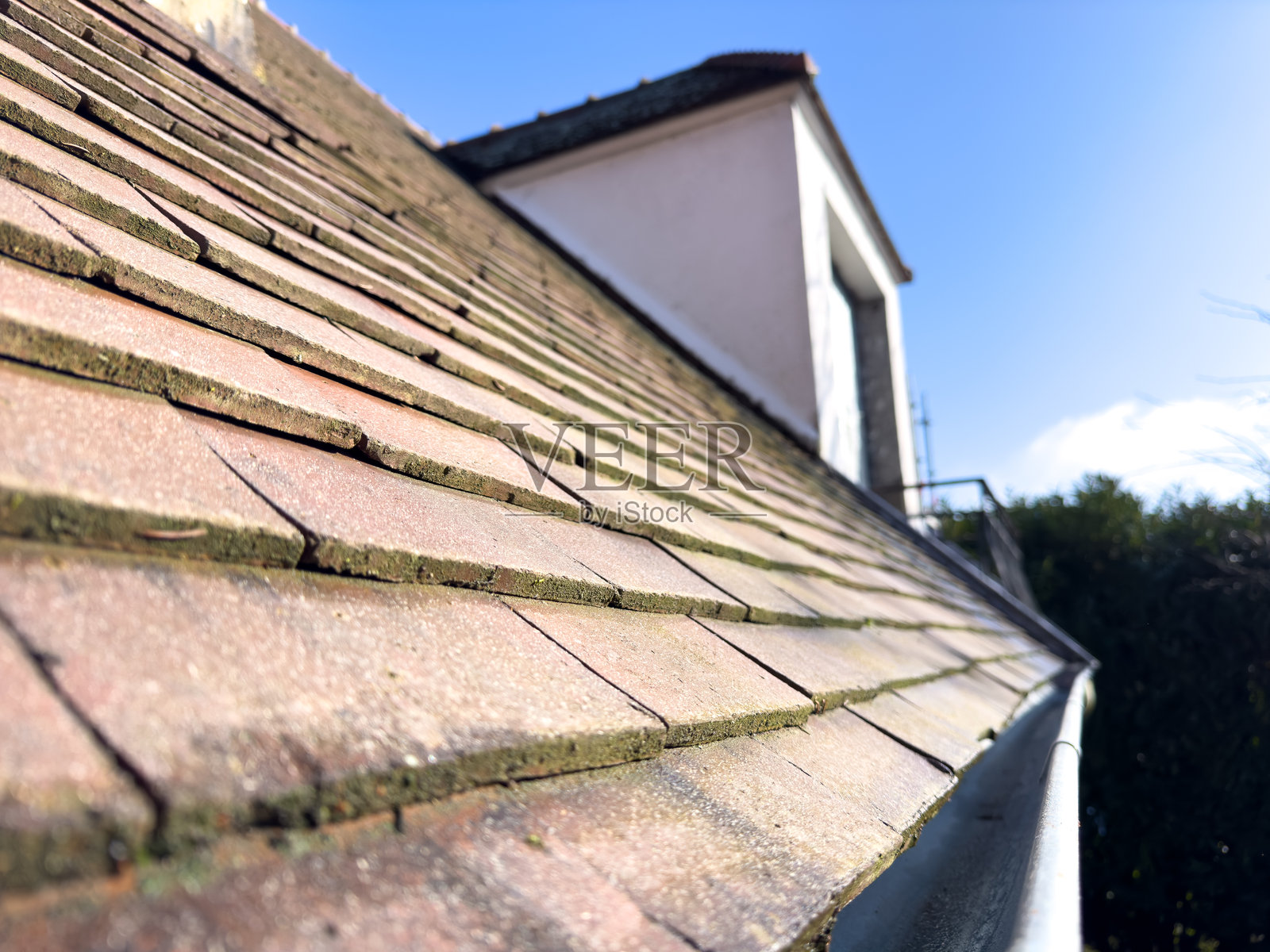 风化的石板屋顶在晴朗的蓝天下的细节视图照片摄影图片