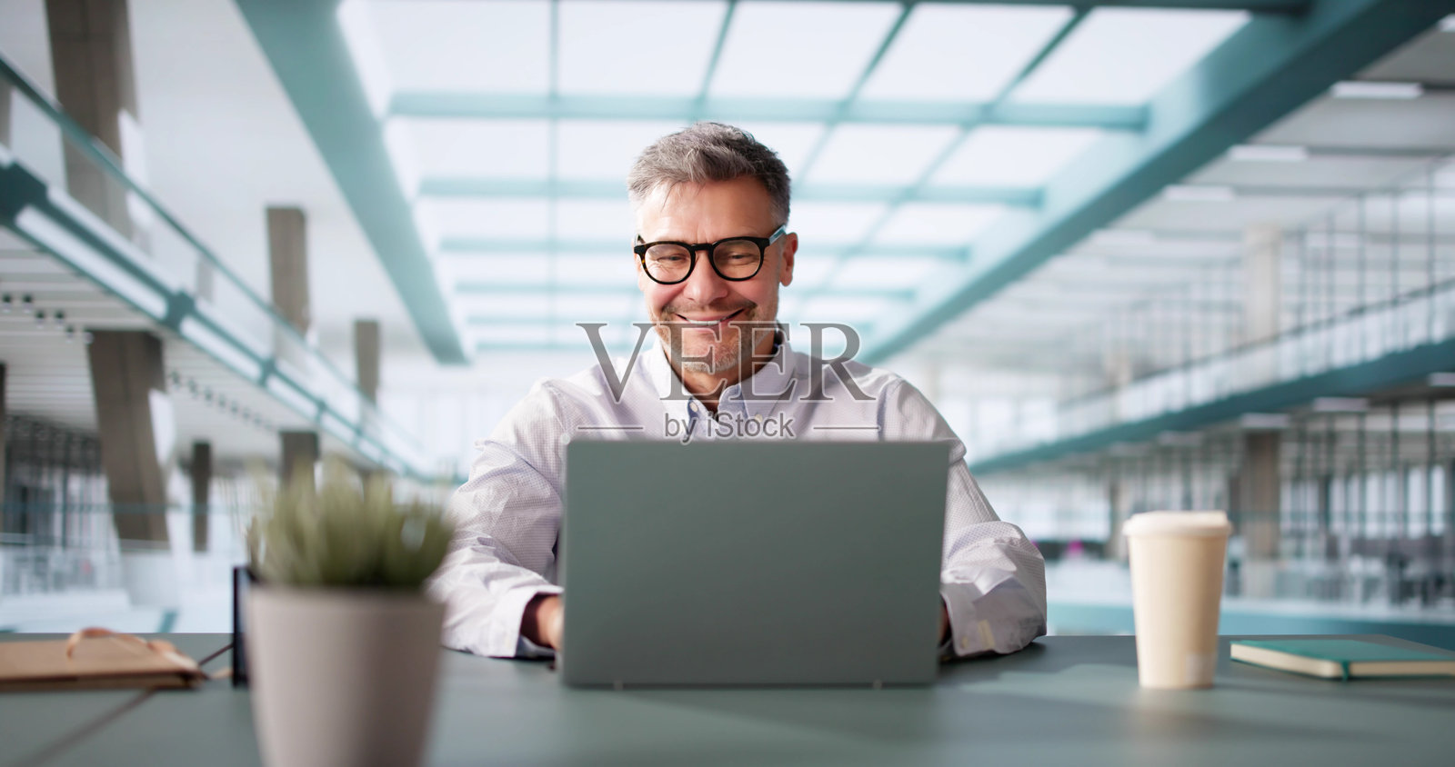 成功的商人带领团队分析市场趋势照片摄影图片