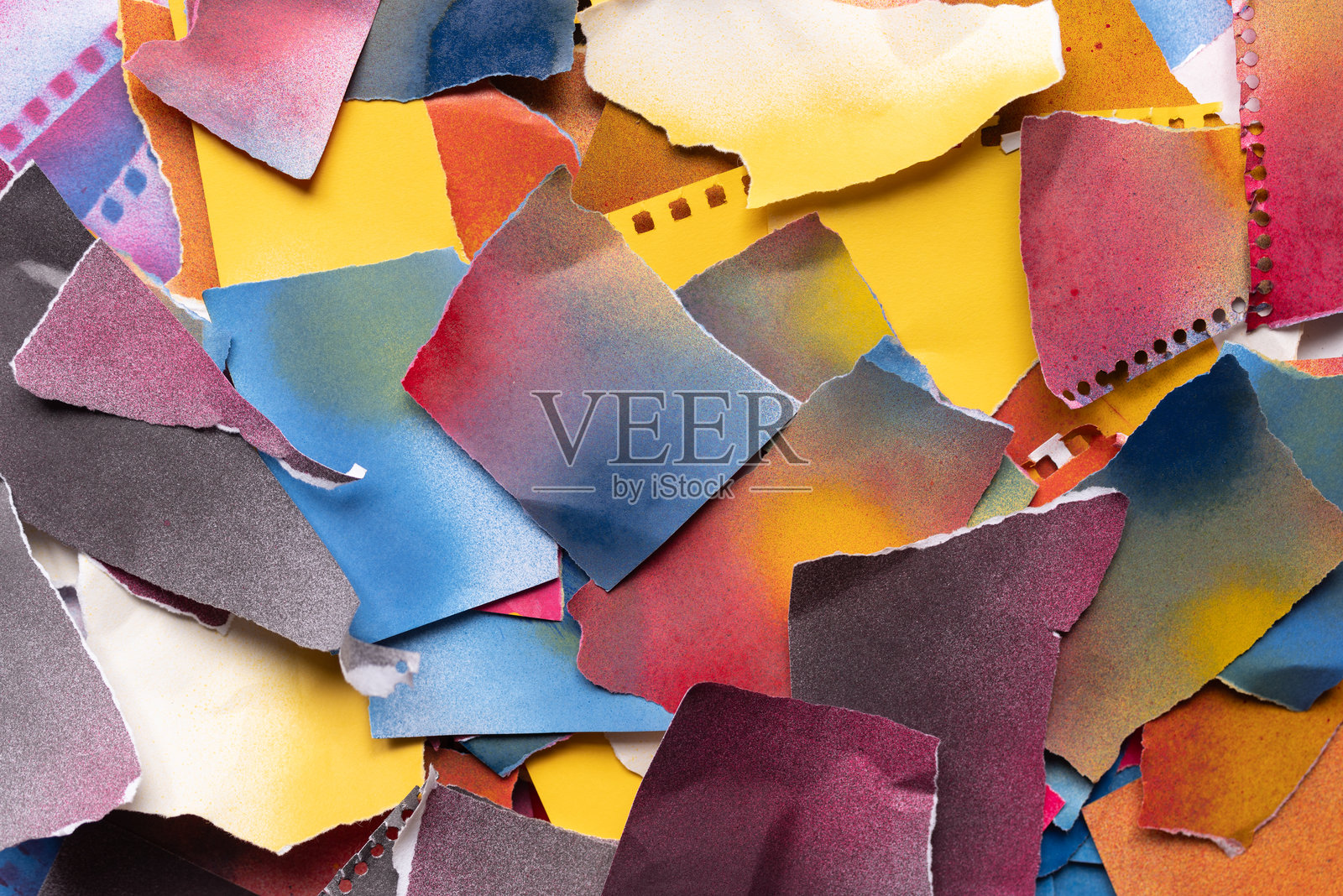 撕裂的彩色纸张背景照片摄影图片
