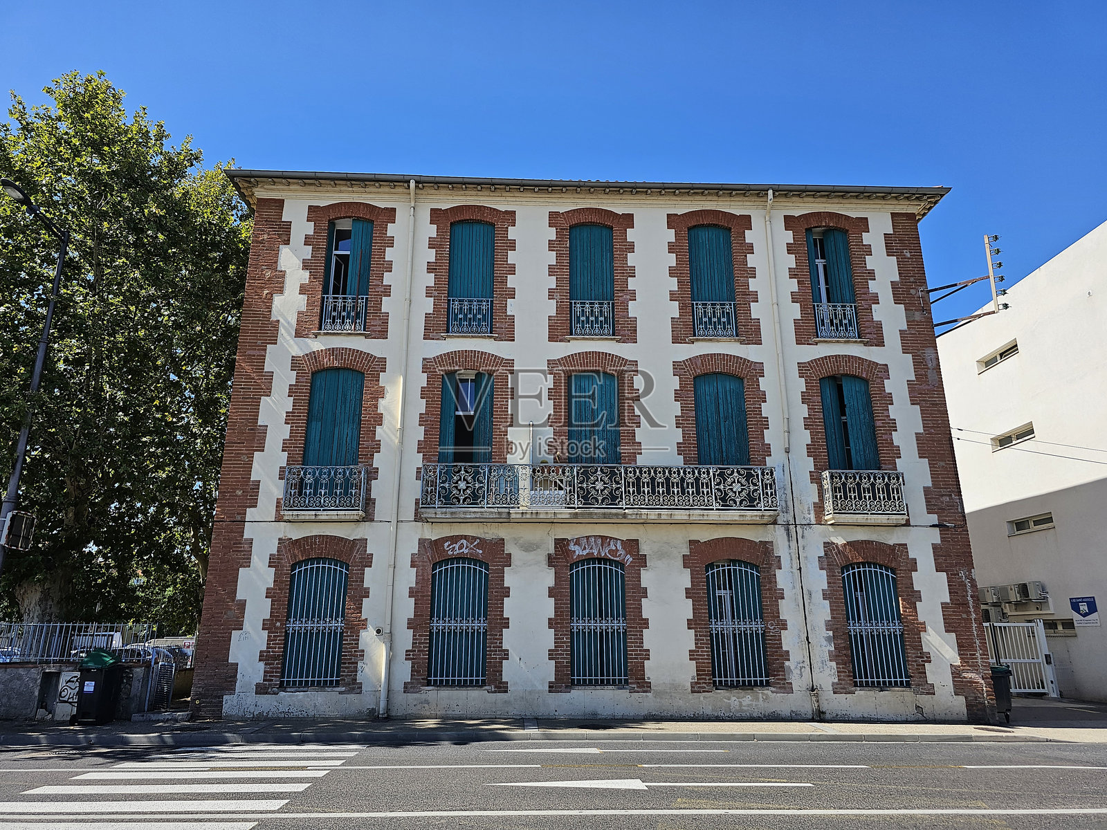 佩皮尼昂的历史砖砌建筑，窗户紧闭照片摄影图片