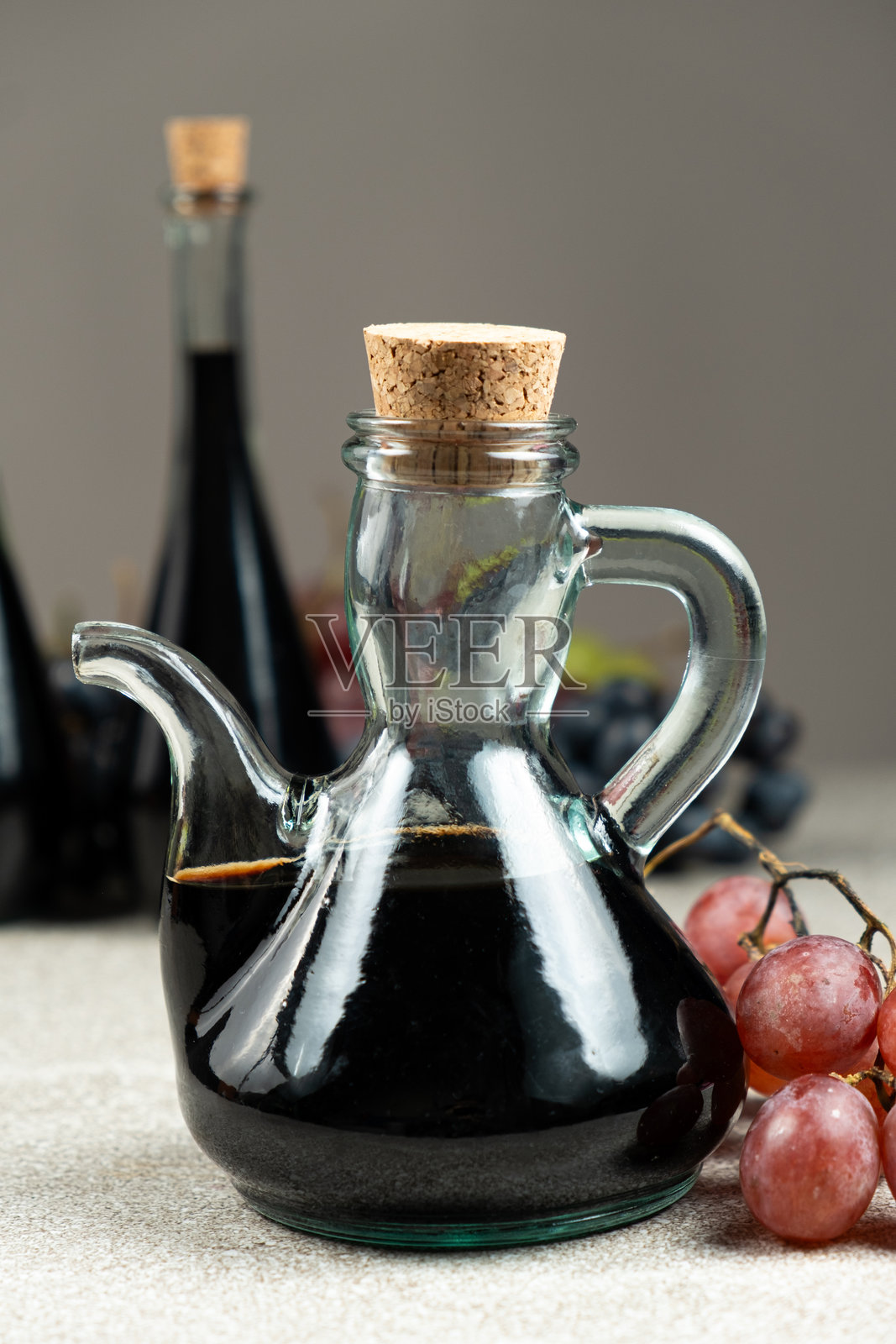 天然香醋装在带塞子的玻璃瓶中照片摄影图片