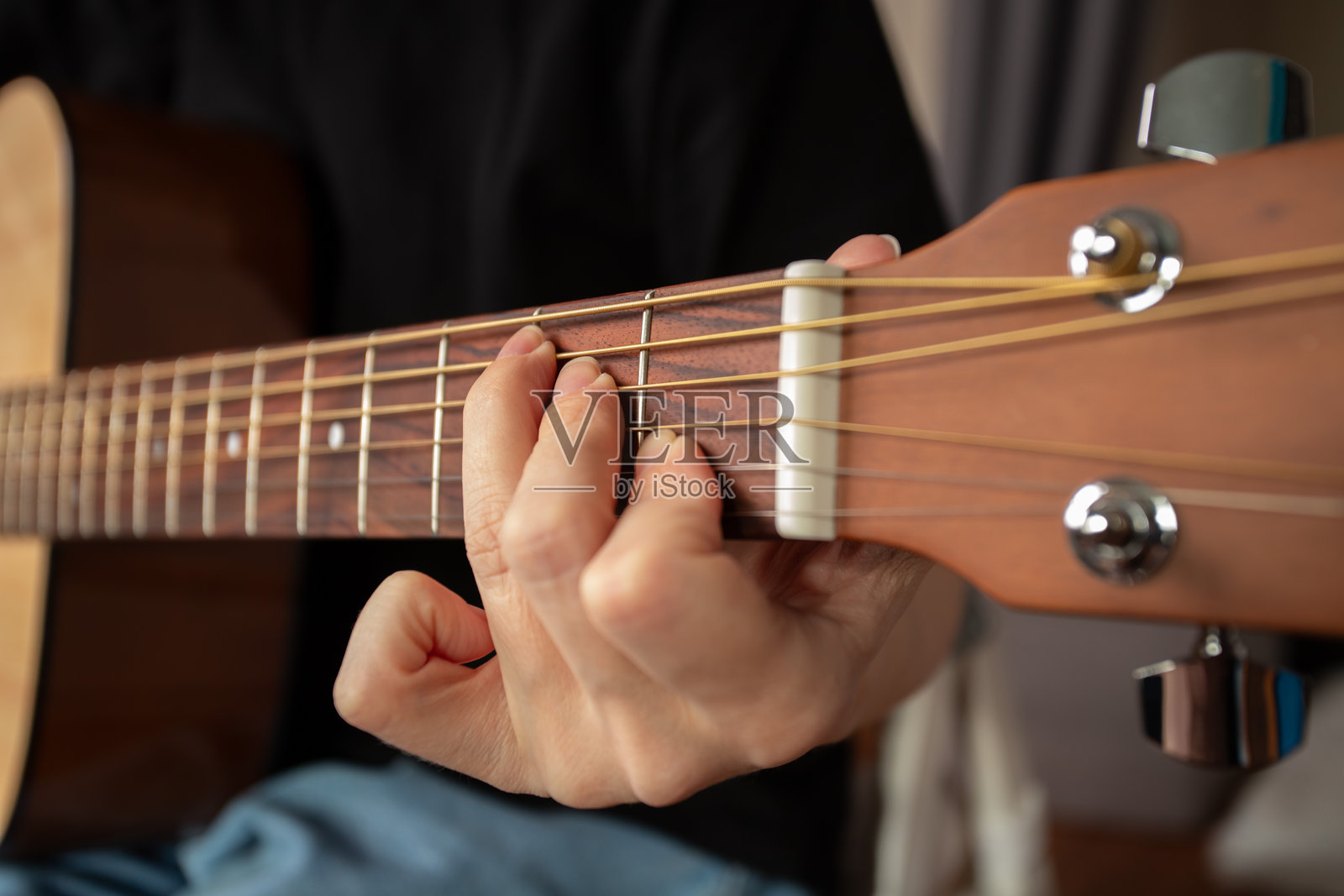 手部特写弹奏原声吉他，教人和弦，练习技巧，学习弹吉他照片摄影图片