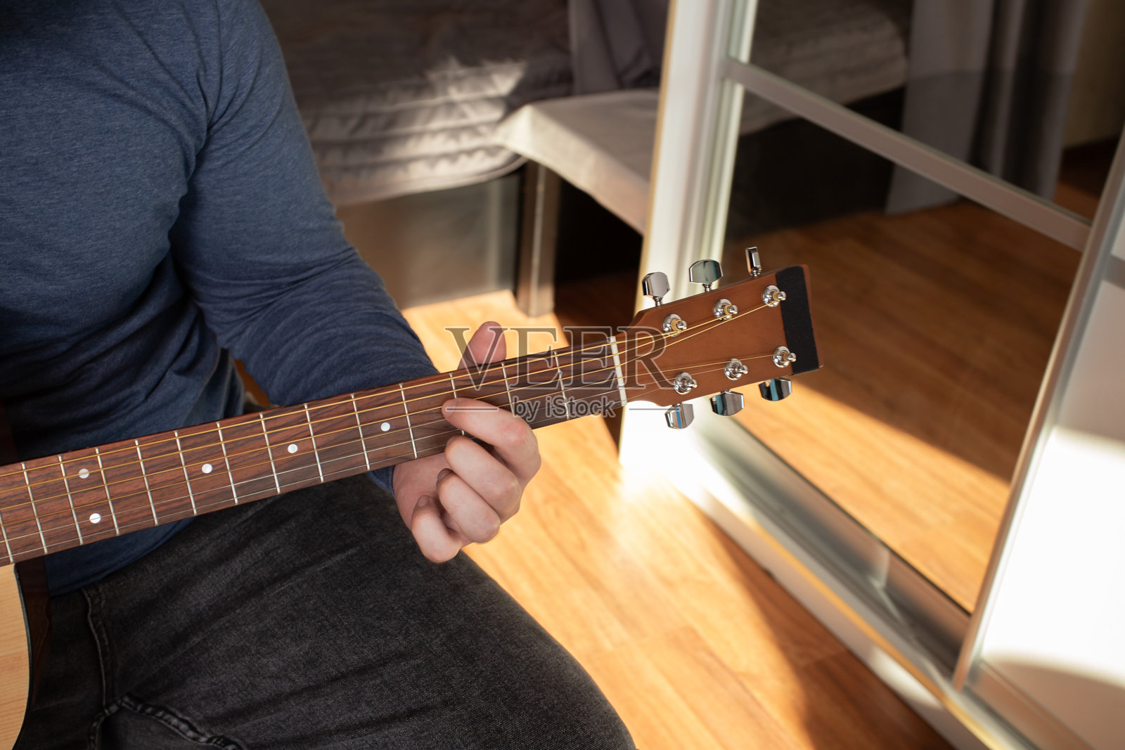 手部特写演奏原声吉他，原声吉他练习，教学技巧照片摄影图片