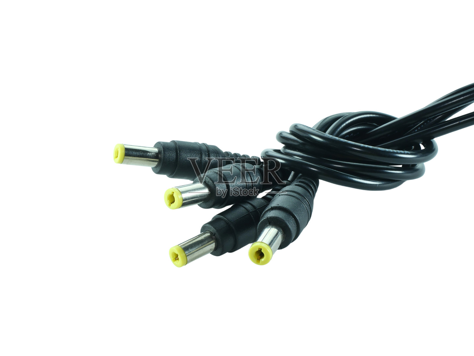 白色背景上孤立的USB线缆和适配器，带有剪切路径。电子连接器。选择焦点。照片摄影图片