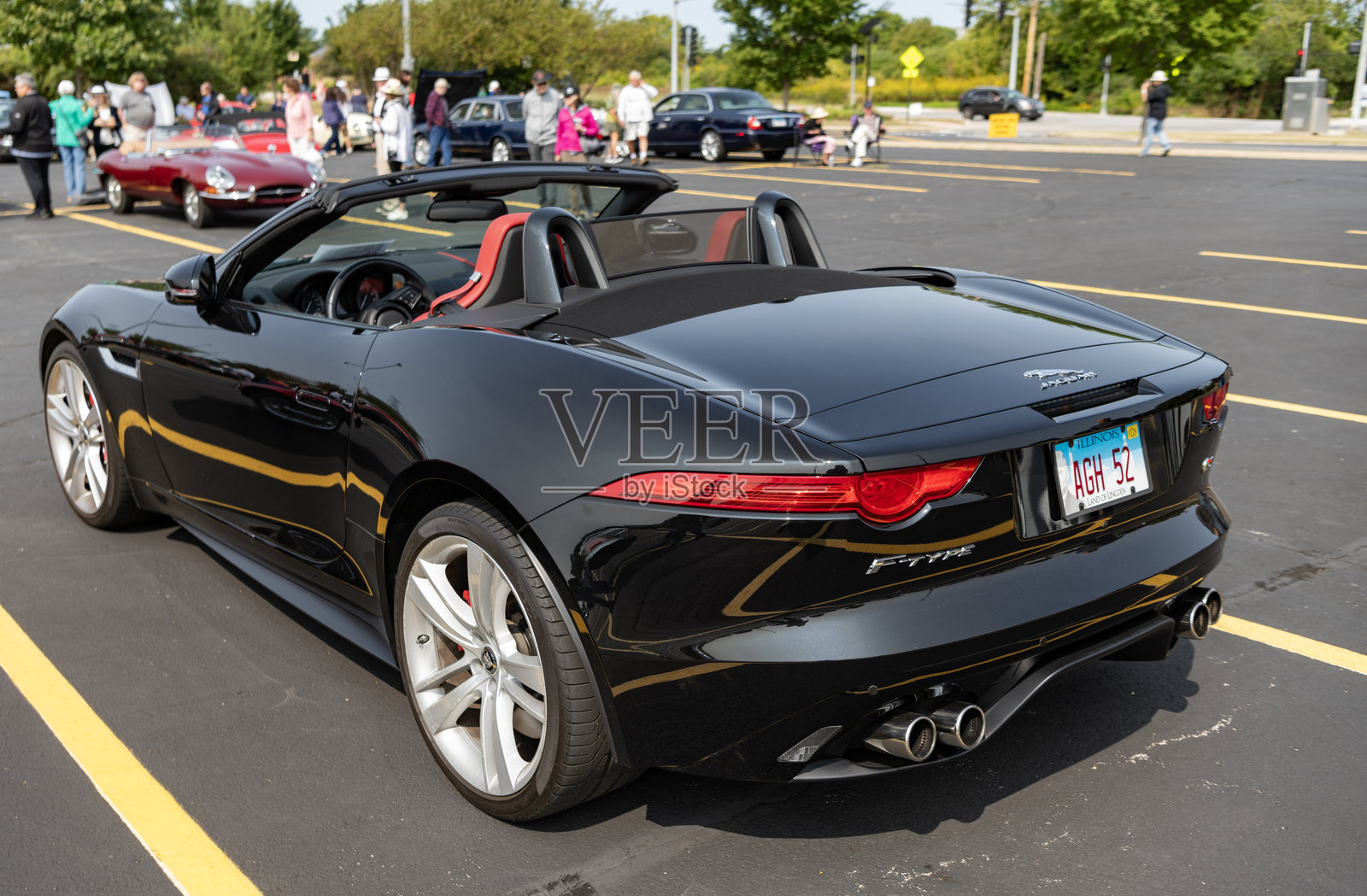 捷豹F-TYPE S V8 AWD敞篷车，前视图。现代捷豹F-TYPE S V8 AWD敞篷车，黑色。F-TYPE R75 AWD敞篷车。芝加哥的F-TYPE S V8 AWD敞篷车。照片摄影图片