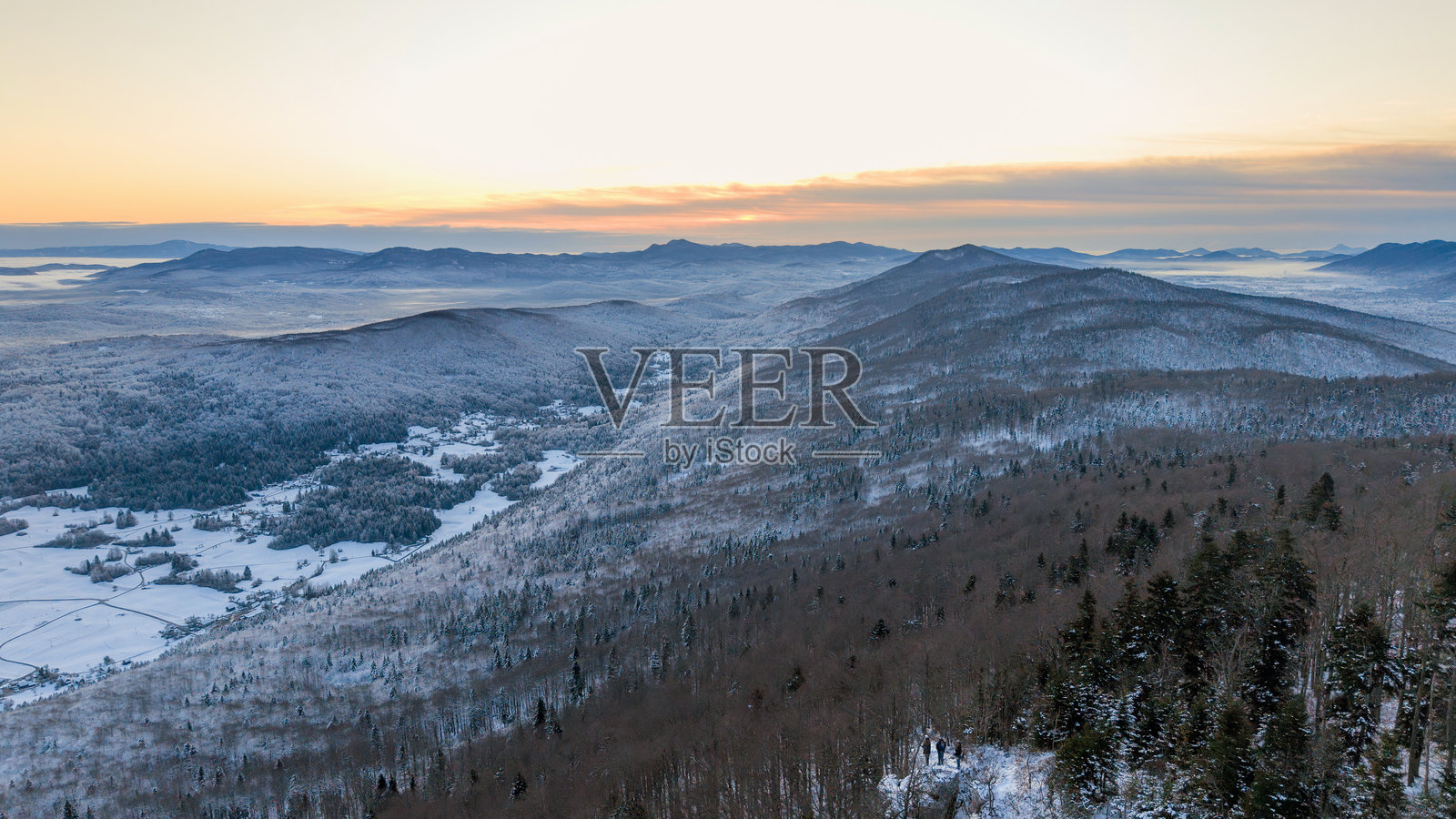 斯洛文尼亚里布尼察的斯特内·斯维特·阿内冬季日落照片摄影图片