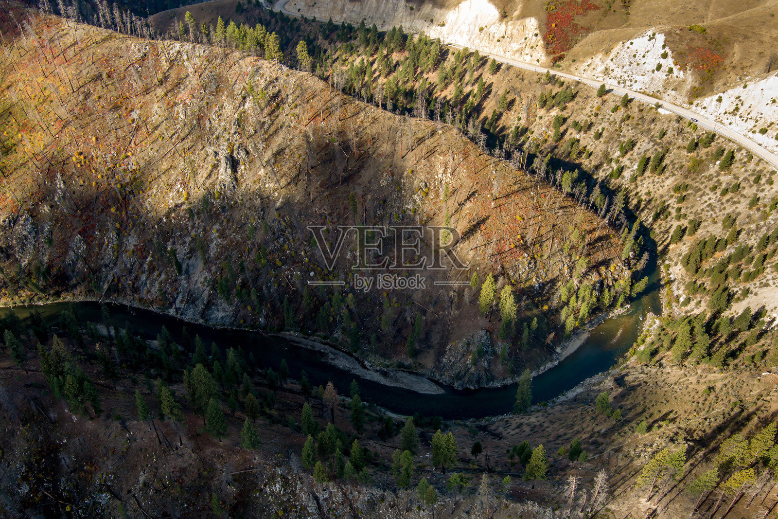 低角度的阳光在河流蜿蜒处投下阴影照片摄影图片