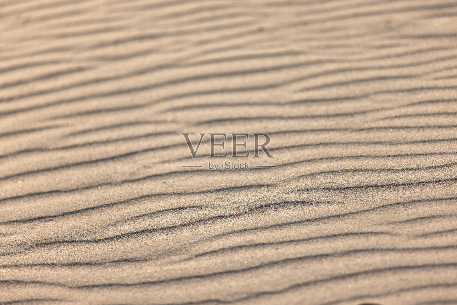 波浪状沙子纹理，背景照片。抽象沙丘质感照片摄影图片