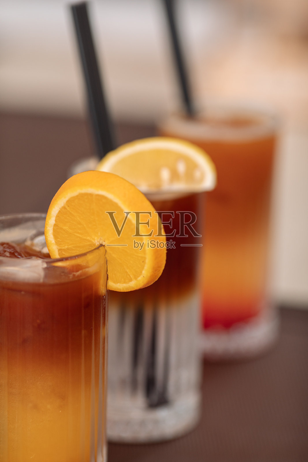 桌子上摆放着无酒精鸡尾酒，这是一张餐厅饮品的美丽照片。照片摄影图片