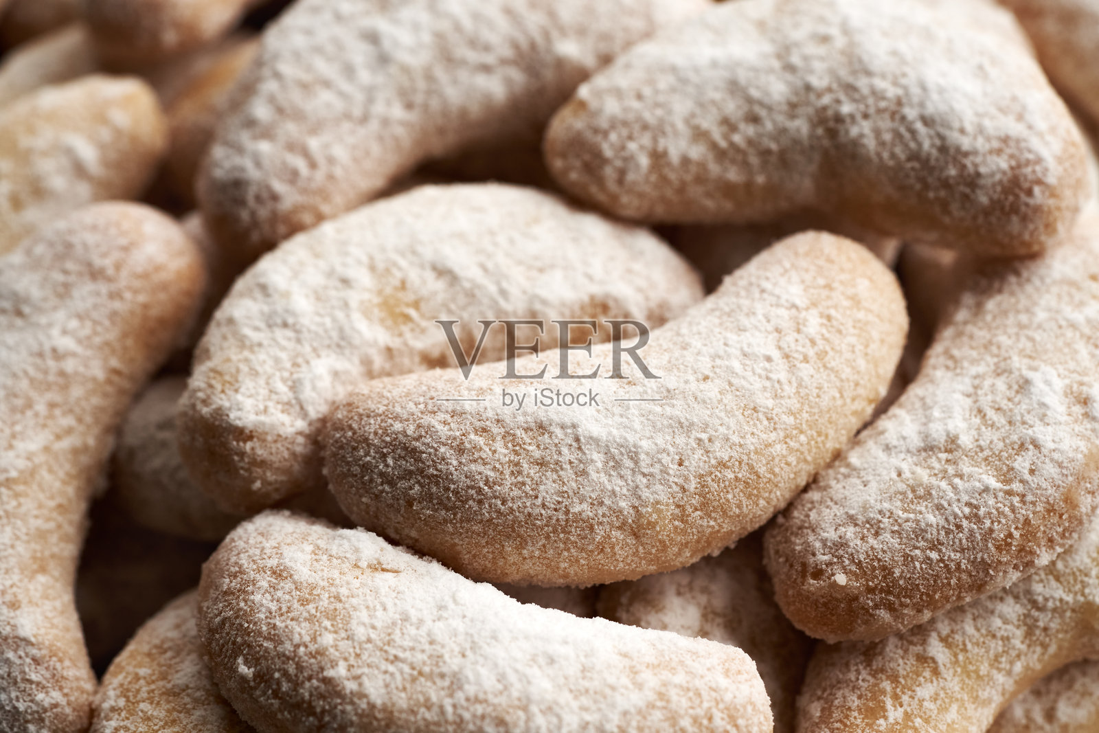 自制的圣诞饼干，称为Kipferl或香草新月，表面撒上糖粉的特写镜头照片摄影图片