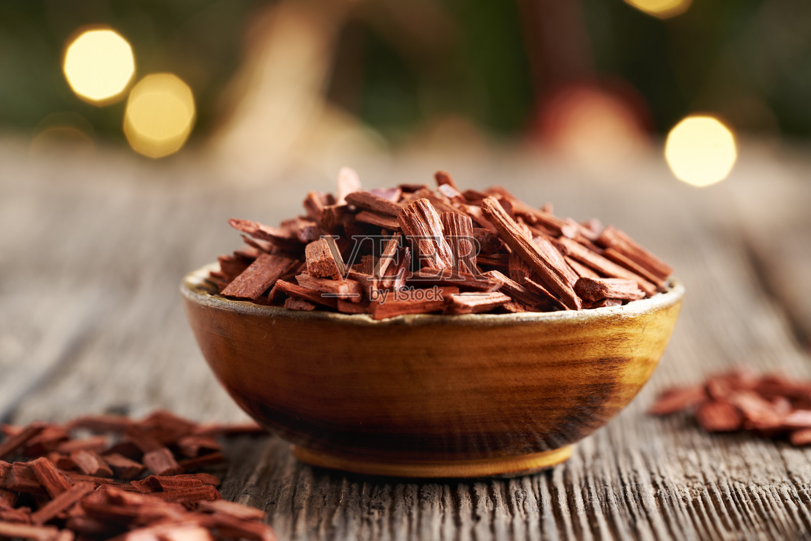 红檀木碎片放在木碗里照片摄影图片