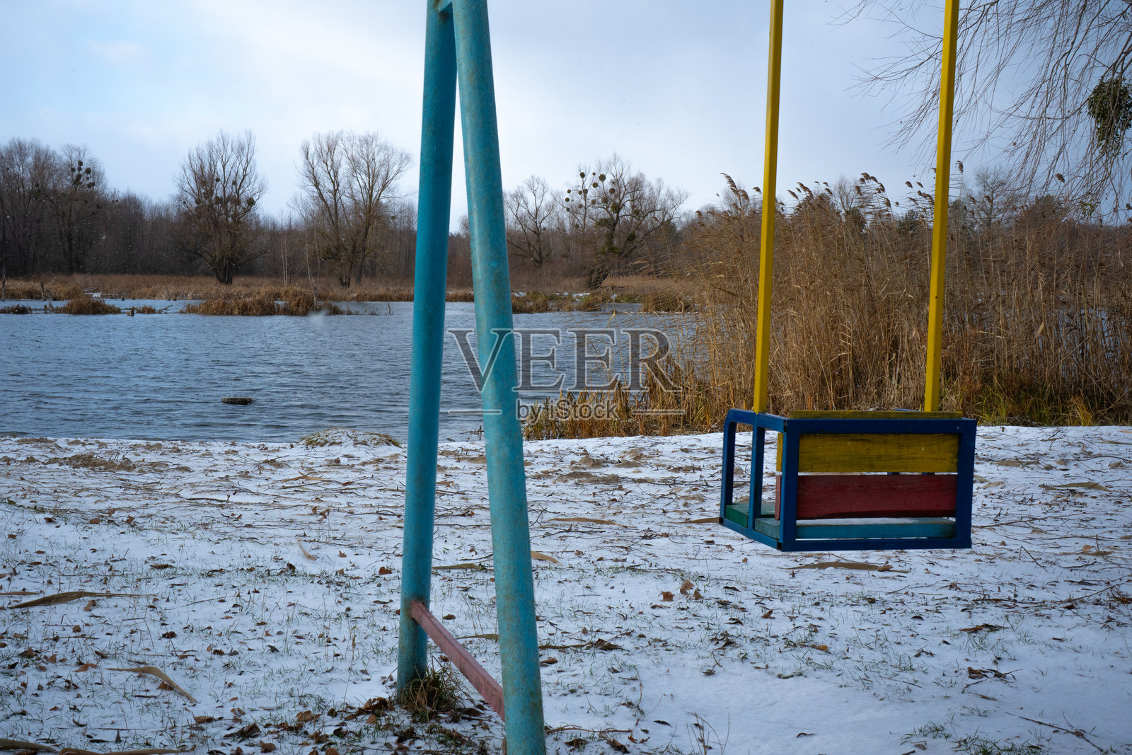 湖边孤独的秋千架照片摄影图片