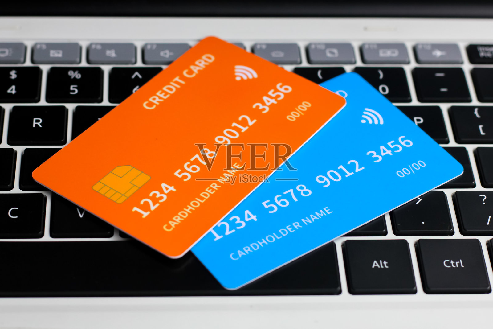 笔记本电脑键盘上的信用卡，展示现代支付方式和在线购物照片摄影图片