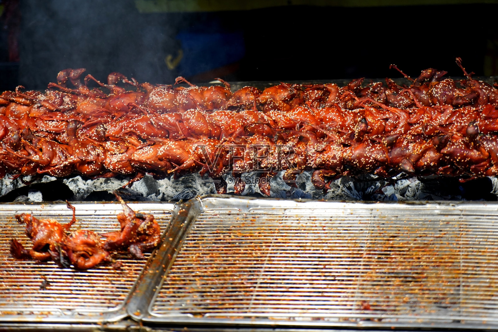泰国街头美食 烤鹌鹑照片摄影图片