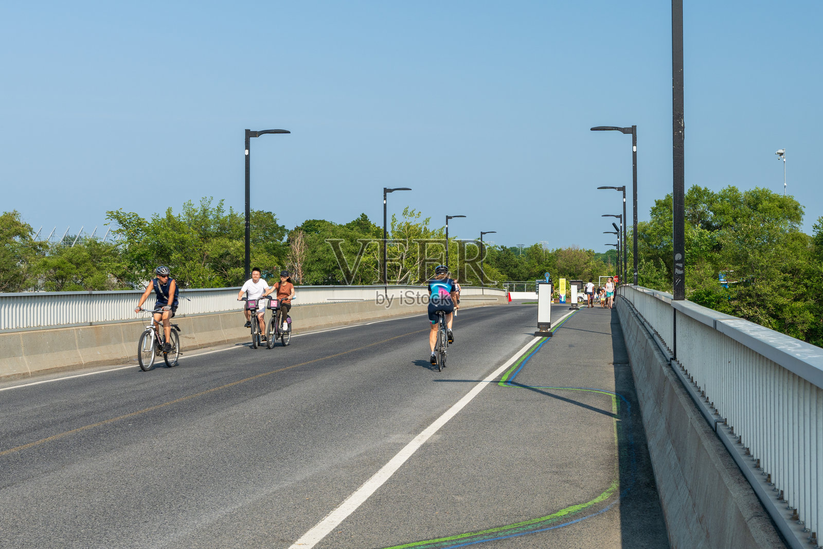 人们在加拿大魁北克省蒙特利尔的宇宙人行道（Passerelle du Cosmos）上骑自行车。照片摄影图片
