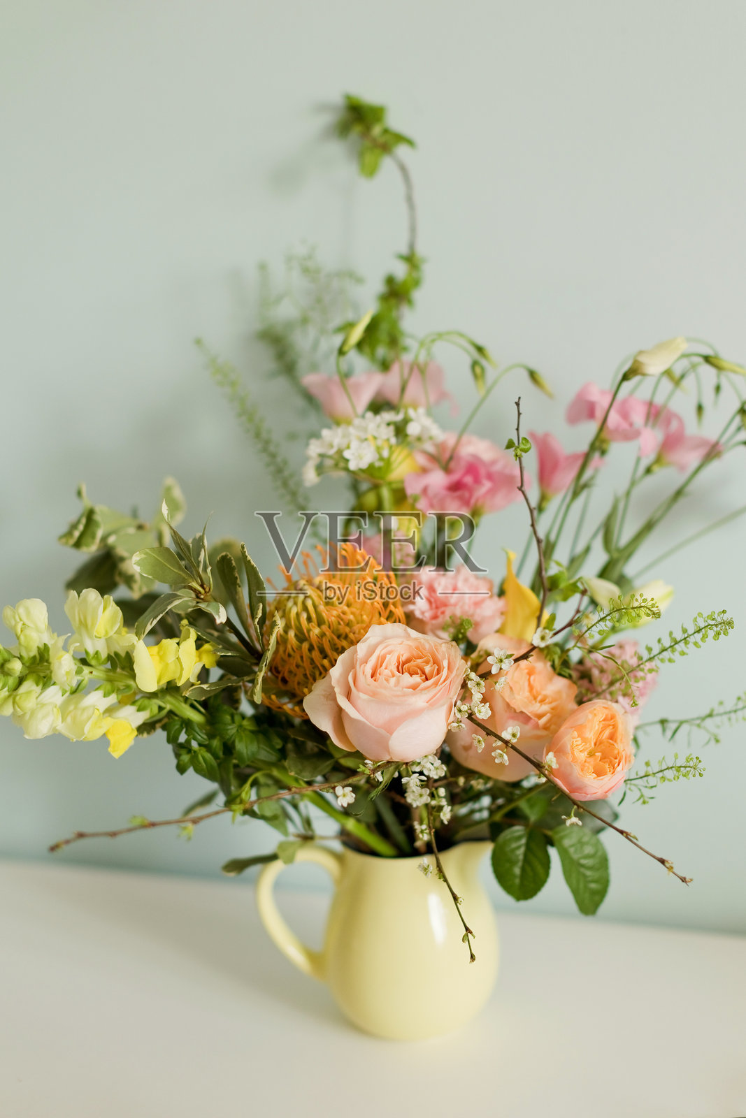 美丽的花束在黄色花瓶中照片摄影图片