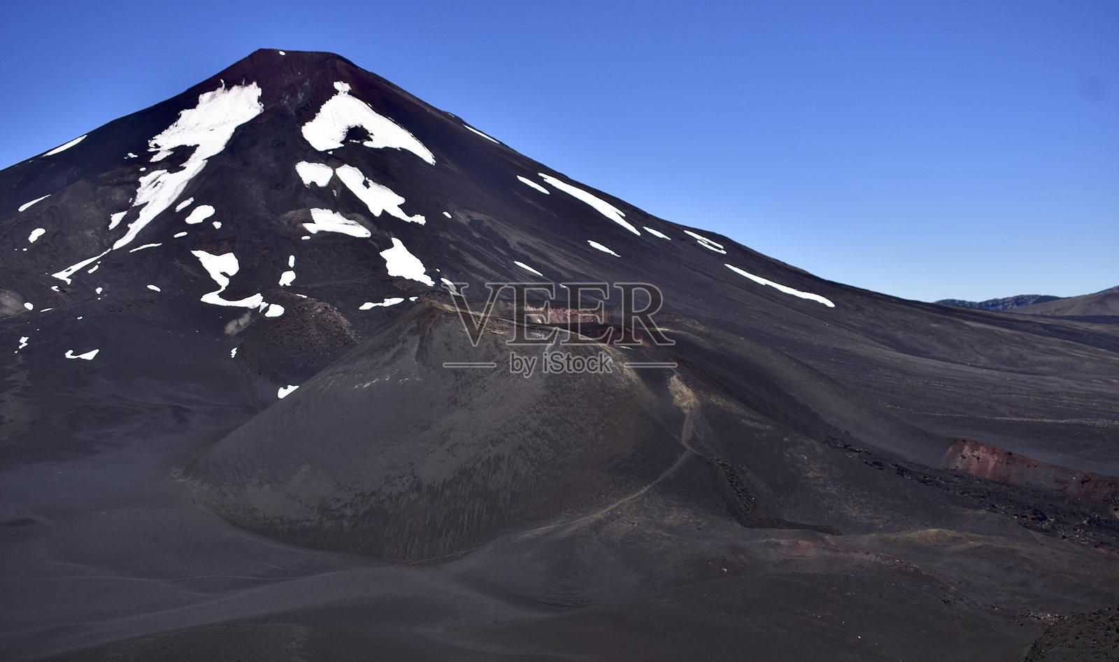隆基马伊火山和纳维达火口照片摄影图片