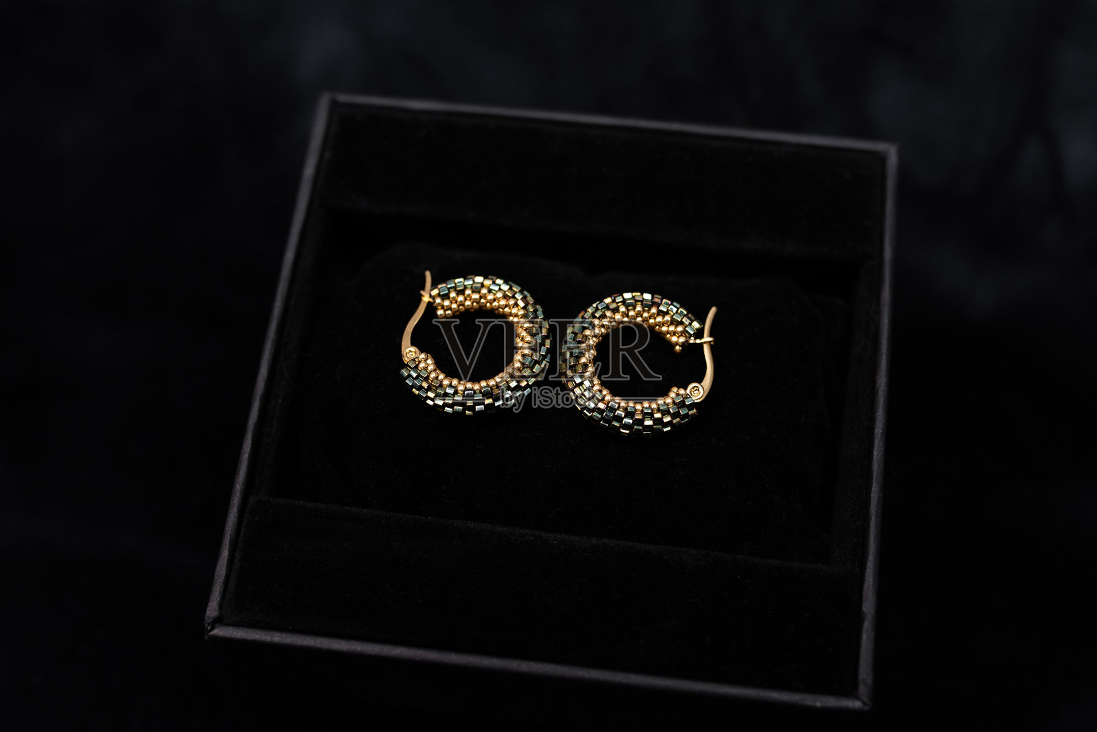 黑色背景上的珠子首饰耳环照片摄影图片